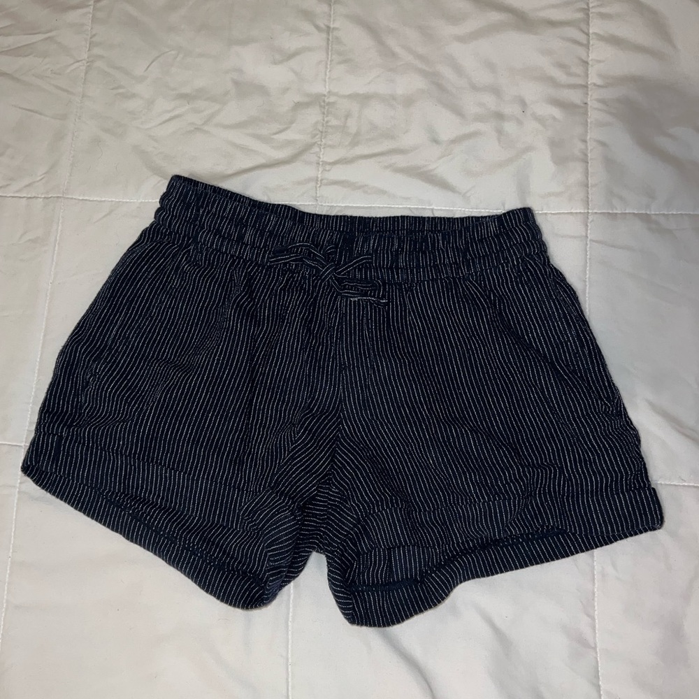 Old Navy Women’s XS Navy Blue and White striped shorts